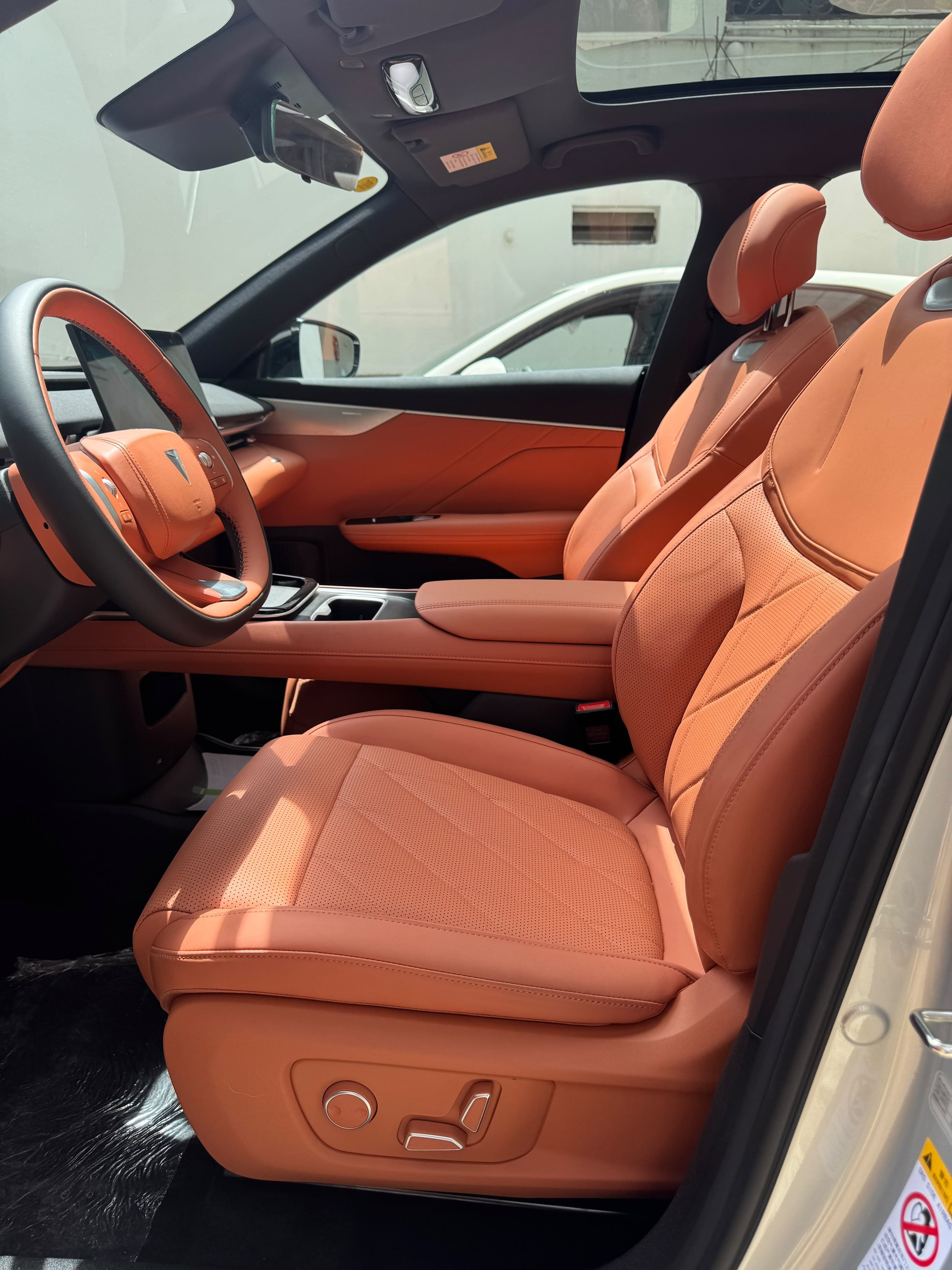 Deepal S05 BEV — Interior 1 — Naranja